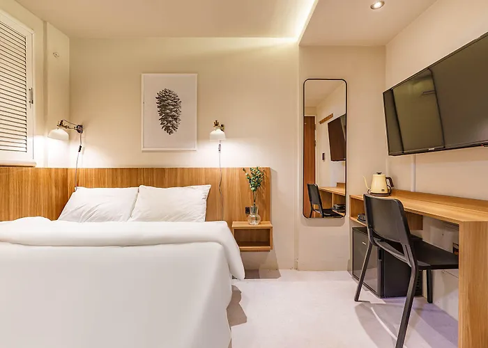 Hotel Less 2*